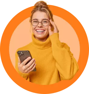 Moça de óculos, sorrindo e com um smartphone na mão